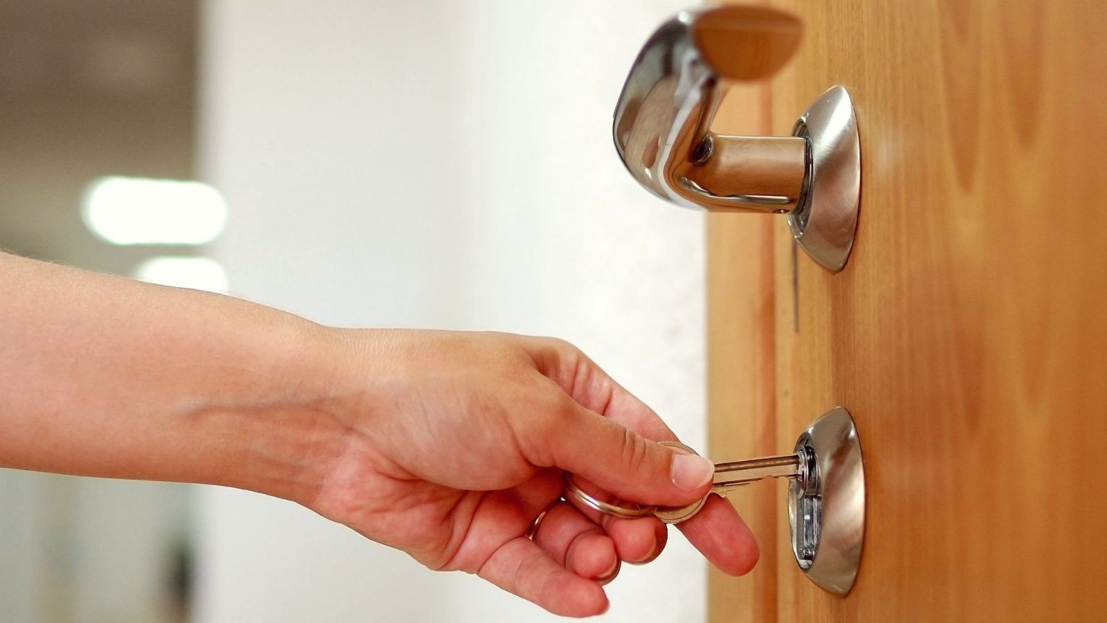 What are some signs that you need to hire a locksmith?
